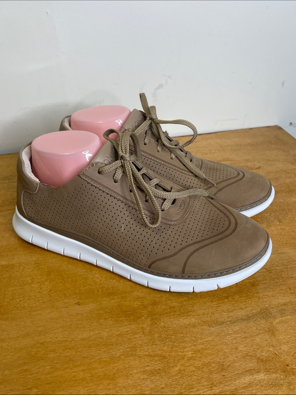 Vionic Riley Taupe Athletic Sneakers with White Sole. Size 10